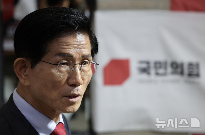 [서울=뉴시스] 김명년 기자 = 김문수 국민의힘 당대표 후보가 21일 서울 여의도 중앙당사 1층 로비에서 '특검 불법부당 당원명부 탈취 저지 국민보고' 기자회견을 열고 발언하고 있다. 2025.08.21. kmn@newsis.com