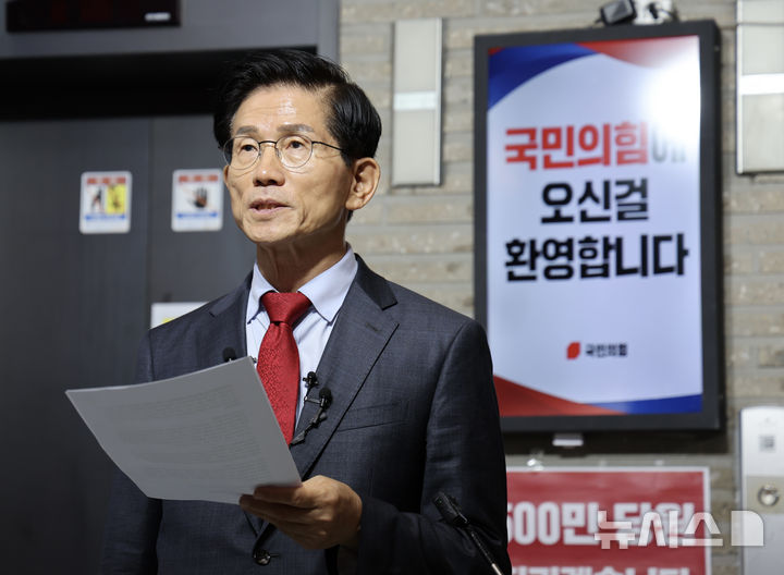 [서울=뉴시스] 김명년 기자 = 김문수 국민의힘 당대표 후보가 21일 서울 여의도 중앙당사 1층 로비에서 '특검 불법부당 당원명부 탈취 저지 국민보고' 기자회견을 열고 발언하고 있다. 2025.08.21. kmn@newsis.com