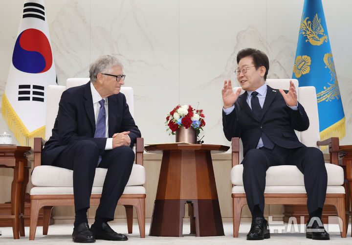 [서울=뉴시스] 최동준 기자 = 이재명 대통령이 21일 용산 대통령실에서 빌 게이츠 게이츠재단 이사장을 접견하고 있다. (대통령실통신사진기자단) 2025.08.21. photocdj@newsis.com