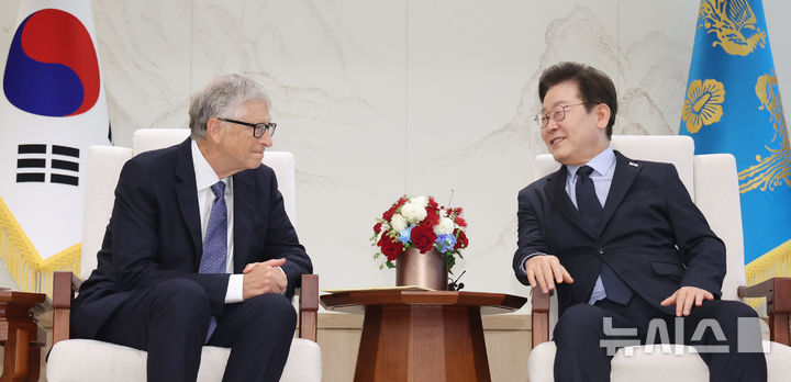 [서울=뉴시스] 최동준 기자 = 이재명 대통령이 21일 용산 대통령실에서 빌 게이츠 게이츠재단 이사장을 접견하고 있다. (대통령실통신사진기자단) 2025.08.21. photocdj@newsis.com