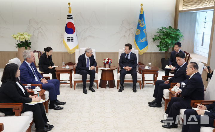 [서울=뉴시스] 최동준 기자 = 이재명 대통령이 21일 용산 대통령실에서 빌 게이츠 게이츠재단 이사장을 접견하고 있다. (대통령실통신사진기자단) 2025.08.21. photocdj@newsis.com