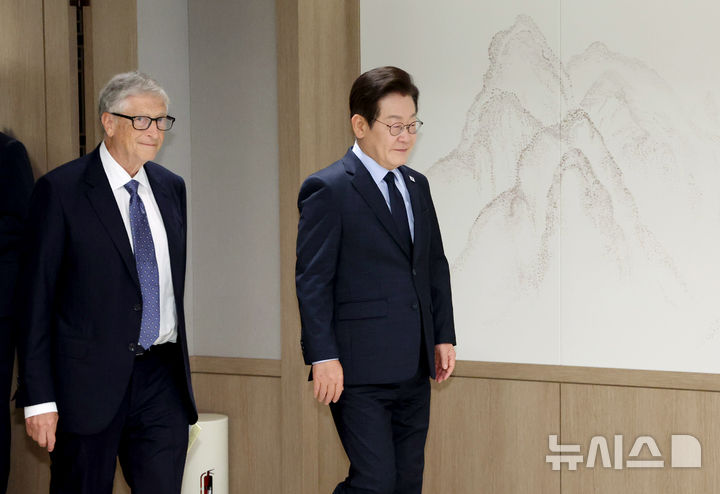 [서울=뉴시스] 최동준 기자 = 이재명 대통령이 21일 용산 대통령실에서 빌 게이츠 게이츠재단 이사장을 접견하고 있다. (대통령실통신사진기자단) 2025.08.21. photocdj@newsis.com