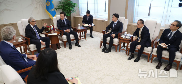 [서울=뉴시스] 최동준 기자 = 빌 게이츠 게이츠재단 이사장이 21일 서울 용산 대통령실에서 이재명 대통령을 예방하며 발언하고 있다. (대통령실통신사진기자단) 2025.08.21. photocdj@newsis.com