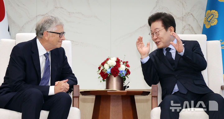 [서울=뉴시스] 최동준 기자 = 이재명 대통령이 21일 서울 용산 대통령실에서 빌 게이츠 게이츠재단 이사장을 접견하고 있다. (대통령실통신사진기자단) 2025.08.21. photocdj@newsis.com