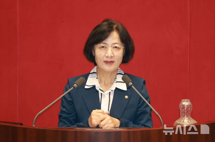 [서울=뉴시스] 고승민 기자 = 추미애 신임 법제사법위원장이 21일 서울 여의도 국회에서 열린 제428회국회(임시회) 제1차 본회의에서 당선인사를 하고 있다. 2025.08.21. kkssmm99@newsis.com