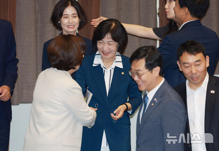 [서울=뉴시스] 고승민 기자 = 추미애 신임 법제사법위원장이 21일 서울 여의도 국회에서 열린 제428회국회(임시회) 제1차 본회의에서 의원들과 인사를 하고 있다. 2025.08.21. kkssmm99@newsis.com