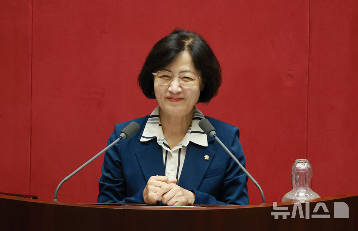 [서울=뉴시스] 고승민 기자 = 추미애 신임 법제사법위원장이 21일 서울 여의도 국회에서 열린 제428회국회(임시회) 제1차 본회의에서 당선인사를 하고 있다. 2025.08.21. kkssmm99@newsis.com