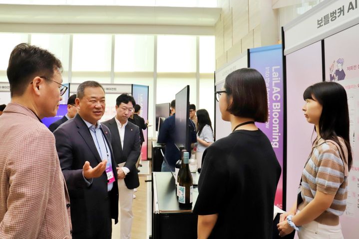 [서울=뉴시스] 21일 서울 송파구 롯데월드타워에서 열린 제1회 롯데 유통군 AI 컨퍼런스에서 김상현(왼쪽 두번째) 롯데 유통군 총괄대표 부회장이 AI 혁신 사례 전시를 살펴보고 있다. (사진=롯데 유통군 제공) 2025.08.21. photo@newsis.com *재판매 및 DB 금지