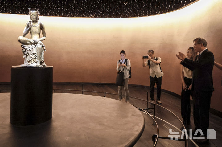 [서울=뉴시스] 정병혁 기자 = 유홍준 국립중앙박물관장과 넷플릭스 영화 '케이팝 데몬 헌터스'의 메기 강 감독이 21일 서울 용산구 국립중앙박물관에서 '사유의 방'을 살펴보고 있다. 2025.08.21. jhope@newsis.com