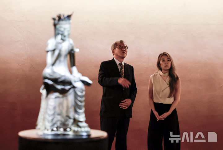 [서울=뉴시스] 정병혁 기자 = 유홍준 국립중앙박물관장과 넷플릭스 영화 '케이팝 데몬 헌터스'의 메기 강 감독이 21일 서울 용산구 국립중앙박물관에서 '사유의 방'을 살펴보고 있다. 2025.08.21. jhope@newsis.com