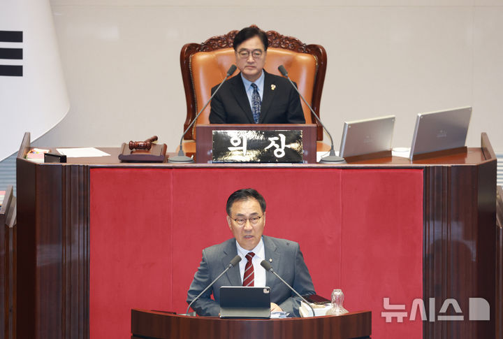 [서울=뉴시스] 고승민 기자 = 최형두 국민의힘 의원이 21일 서울 여의도 국회에서 열린 제428회국회(임시회) 제1차 본회의에서 한국교육방송공사법(EBS법) 개정안에 대한 무제한 토론(필리버스터)를 하고 있다. 2025.08.21. kkssmm99@newsis.com