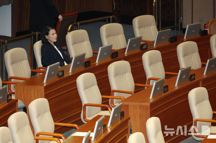 [서울=뉴시스] 고승민 기자 = 이진숙 방송통신위원장이 21일 서울 여의도 국회에서 열린 제428회국회(임시회) 제1차 본회의에서 최형두 국민의힘 의원의 한국교육방송공사법(EBS법) 개정안에 대한 무제한 토론(필리버스터)를 듣고 있다. 2025.08.21. kkssmm99@newsis.com
