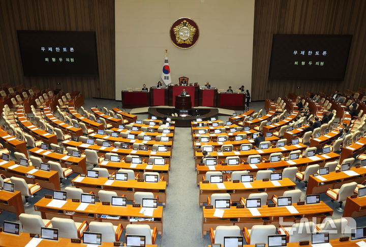 [서울=뉴시스] 고승민 기자 = 최형두 국민의힘 의원이 21일 서울 여의도 국회에서 열린 제428회국회(임시회) 제1차 본회의에서 한국교육방송공사법(EBS법) 개정안에 대한 무제한 토론(필리버스터)를 하고 있다. 2025.08.21. kkssmm99@newsis.com