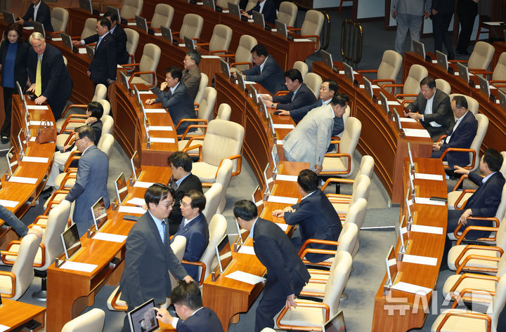 [서울=뉴시스] 고승민 기자 = 최형두 국민의힘 의원이 21일 서울 여의도 국회에서 열린 제428회국회(임시회) 제1차 본회의에서 한국교육방송공사법(EBS법) 개정안에 대한 무제한 토론(필리버스터)를 시작하자 국힘 의원들이 본회의장에 들어오고 있다. 2025.08.21. kkssmm99@newsis.com