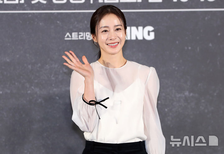 [서울=뉴시스] 김혜진 기자 = 배우 김태희가 21일 오전 서울 용산구 CGV아이파크몰점에서 열린 아마존 프라임 비디오 시리즈 '버터플라이' 제작발표회에서 포즈를 취하고 있다. 2025.08.21. jini@newsis.com