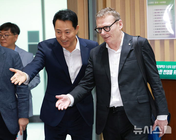 [서울=뉴시스] 이영환 기자 = 오세훈 서울시장과 2024년 노벨경제학상 수상자 제임스 로빈슨 교수가 21일 서울 중구 서울시청 대회의실에서 열린 특별대담에 참석하고 있다. 2025.08.21. 20hwan@newsis.com