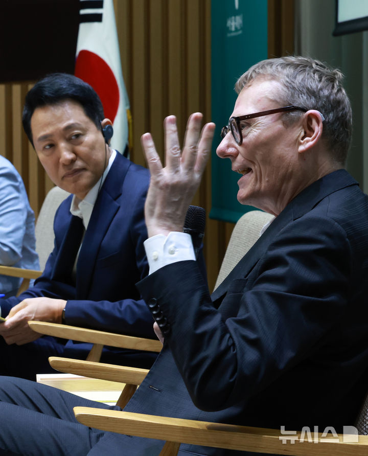 [서울=뉴시스] 이영환 기자 = 오세훈 서울시장과 2024년 노벨경제학상 수상자 제임스 로빈슨 교수가 21일 서울 중구 서울시청 대회의실에서 특별대담을 하고 있다. 2025.08.21. 20hwan@newsis.com