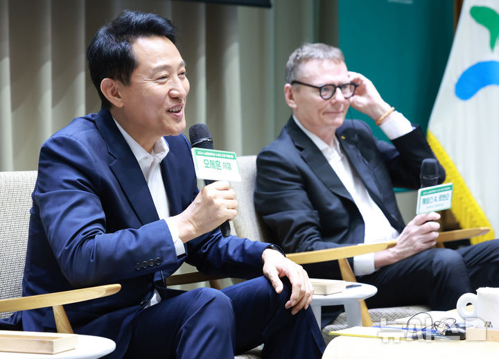 [서울=뉴시스] 이영환 기자 = 오세훈 서울시장과 2024년 노벨경제학상 수상자 제임스 로빈슨 교수가 21일 서울 중구 서울시청 대회의실에서 특별대담을 하고 있다. 2025.08.21. 20hwan@newsis.com