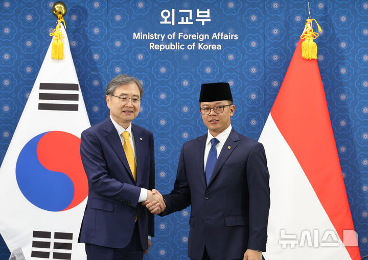 [서울=뉴시스] 김명원 기자 = 조현(왼쪽) 외교부 장관과 수기오노 인토네시아 외교장관이 21일 오전 서울 종로구 외교부에서 열린 한-인도네시아 외교장관회담에 앞서 악수하고 있다. 2025.08.21. kmx1105@newsis.com