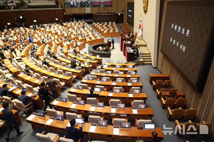 [서울=뉴시스] 김금보 기자 = 국민의힘 의원들이 지난 21일 서울 여의도 국회에서 열린 제428회국회(임시회) 제1차 본회의에서 한국교육방송공사법 일부개정법률안에 대한 최형두 국민의힘 의원의 무제한 토론이 시작되자 본회의장으로 들어오고 있다. 2025.08.21. kgb@newsis.com
