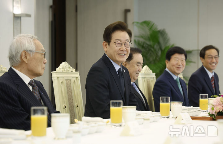 [서울=뉴시스] 최동준 기자 = 이재명 대통령이 21일 서울 용산 대통령실 청사에서 열린 더불어민주당 상임고문단과 오찬 간담회에서 발언하고 있다.&nbsp; 왼쪽부터 임채정 전 국회의장, 이 대통령, 문희상 전 국회의장, 박병석 전 국회의장, 우상호 정무수석. 2025.08.21. photocdj@newsis.com