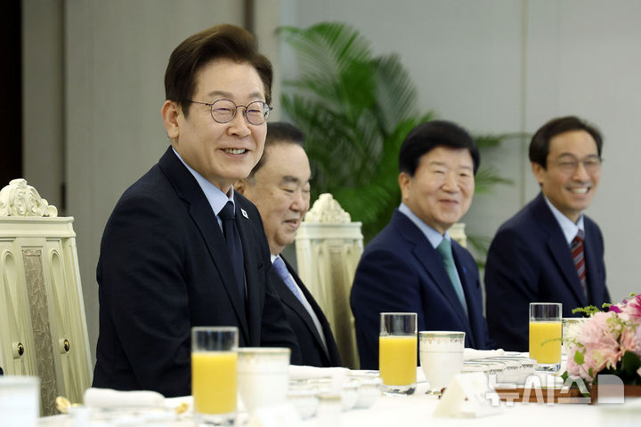 [서울=뉴시스] 최동준 기자 = 이재명 대통령이 21일 서울 용산 대통령실 청사에서 열린 더불어민주당 상임고문단과 오찬 간담회에서 발언하고 있다. 2025.08.21. photocdj@newsis.com