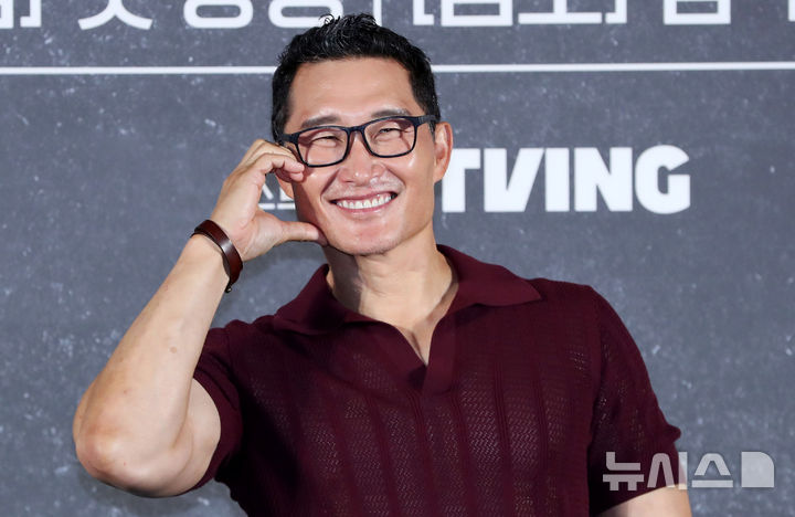 [서울=뉴시스] 김혜진 기자 = 배우 대니얼 대 킴이 21일 오전 서울 용산구 CGV아이파크몰점에서 열린 아마존 프라임 비디오 시리즈 '버터플라이' 제작발표회에서 포즈를 취하고 있다. 2025.08.21. jini@newsis.com