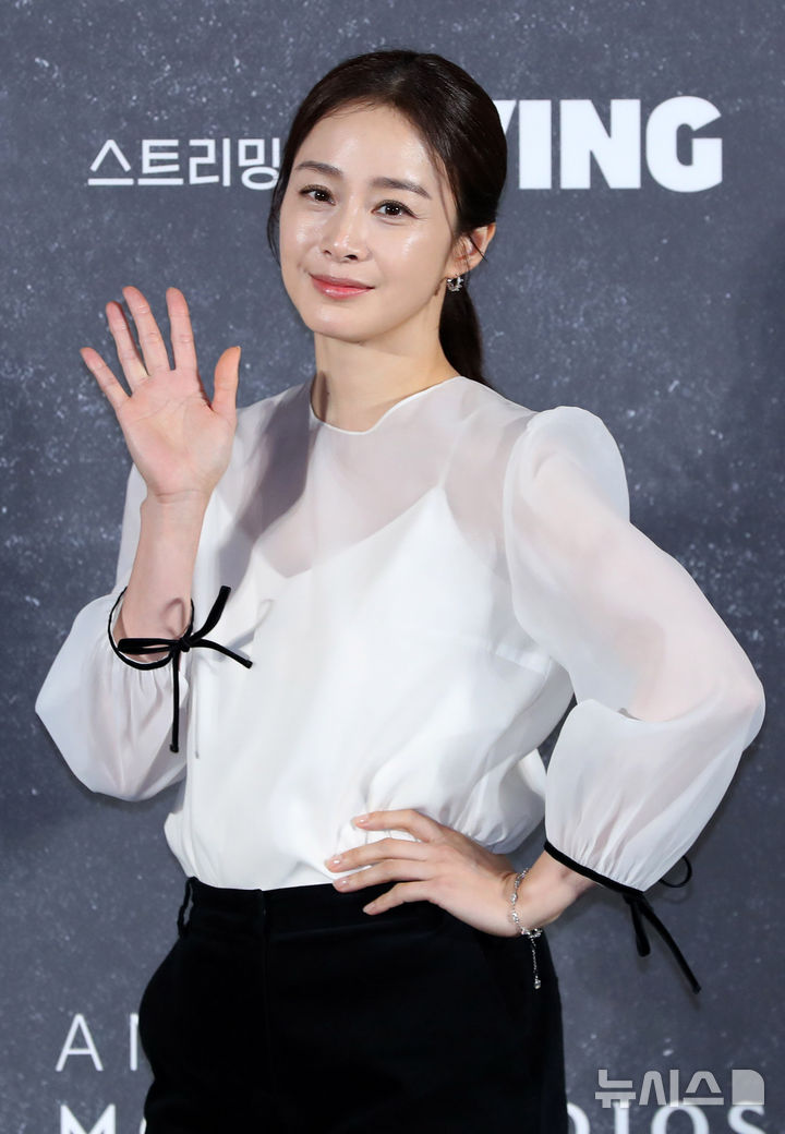 [서울=뉴시스] 김혜진 기자 = 배우 김태희가 21일 오전 서울 용산구 CGV아이파크몰점에서 열린 아마존 프라임 비디오 시리즈 '버터플라이' 제작발표회에서 포즈를 취하고 있다. 2025.08.21. jini@newsis.com