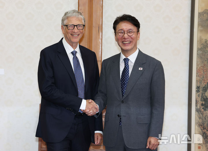 [서울=뉴시스] 청사사진기자단 = 김민석 국무총리와 빌게이츠 게이츠재단 이사장이 21일 오전 서울 종로구 총리공관에서 열린 오찬회담에서 기념촬영을 하고 있다. 2025.08.21. photo@newsis.com