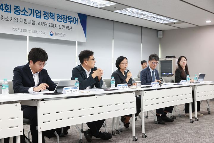 [서울=뉴시스] 한성숙 중소벤처기업부 장관이 21일 서울 종로구 광화문빌딩에서 열린 '제4회 중소기업 정책 현장투어'에서 인사말을 하고 있다. (사진=중소벤처기업부 제공) 2025.08.21. photo@newsis.com *재판매 및 DB 금지