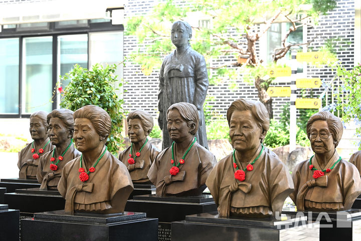 李대통령 "입법 느려" 지적에…당·정·청 '위안부 보호법' 속도