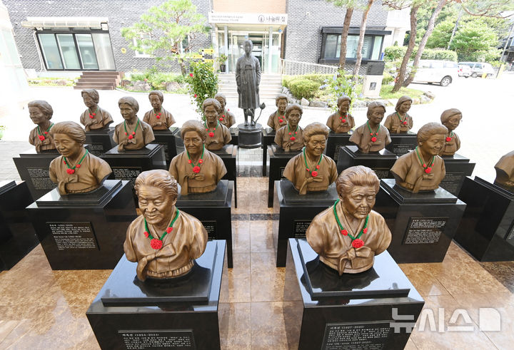 [광주(경기)=뉴시스] 김종택 기자 = 21일 경기 광주시 나눔의 집에 세상을 떠난 위안부 피해자 할머니들의 흉상이 세워져 있다.취임 후 첫 일본 방문을 앞둔 이재명 대통령은 이날 보도된 일본 언론과의 인터뷰에서 위안부 합의 및 강제징용 해법은 국가 간 약속이라며 뒤집는 건 바람직하지 않다는 뜻을 밝혔다. 2025.08.21. jtk@newsis.com