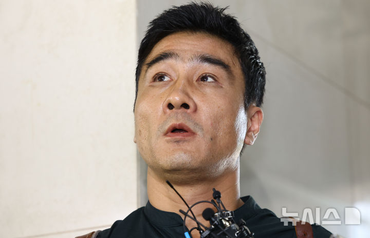 [서울=뉴시스] 황준선 기자 = 임성근 전 해병대 1사단장 구명 로비 의혹을 제보한 해병대 출신 이관형 씨가 21일 서울 서초구 순직해병 특검(이명현 특별검사) 사무실에서 열린 참고인 조사에 출석하며 취재진의 질문에 답변하고 있다. 2025.08.21. hwang@newsis.com