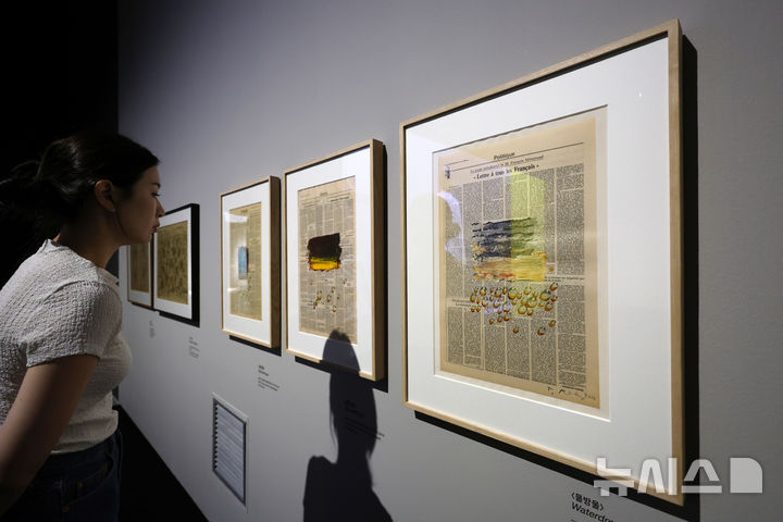 [서울=뉴시스] 박진희 기자 = 국립현대미술관(MMCA)은 한국현대미술 대표 작가인 김창열의 첫 대규모 회고전을 21일 개막했다. 2025.08.21. pak7130@newsis.com