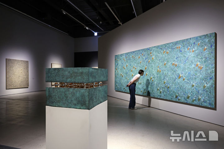 [서울=뉴시스] 박진희 기자 = 국립현대미술관(MMCA)은 한국현대미술 대표 작가인 김창열의 첫 대규모 회고전 '김창열' 언론공개회를 21일 서울 종로구 국립현대미술관 서울에서 갖고 작가의 대표작과 초기작을 선보이고 있다. 2025.08.21. pak7130@newsis.com