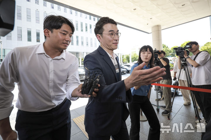 [서울=뉴시스] 정병혁 기자 = '허위 재산 신고'로 재판에 넘겨진 김남국 대통령실 국민디지털소통비서관이 21일 서울 양천구 서울남부지방법원에서 열린 항소심 선고기일에 출석하고 있다. 2025.08.21. jhope@newsis.com
