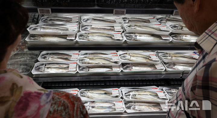 서울 시내 한 대형마트에서 시민들이 고등어를 살펴보고 있다. 뉴시스 자료사진.