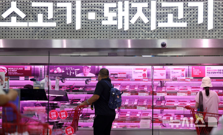 [서울=뉴시스] 홍효식 기자 = 21일 서울 시내 한 대형마트에서 시민들이 고기를 살펴보고 있다. 2025.08.21. yesphoto@newsis.com