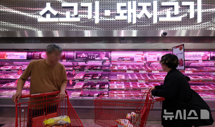 [서울=뉴시스] 홍효식 기자 = 서울 시내 한 대형마트에서 시민들이 고기를 살펴보고 있다. 2025.08.21. yesphoto@newsis.com