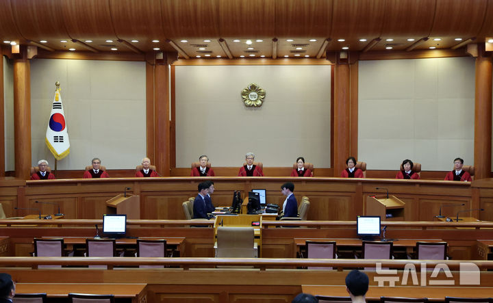 [서울=뉴시스] 배훈식 기자 = 김상환 헌법재판소장을 비롯한 헌법 재판관들이 21일 오후 8월 심판사건 선고를 위해 서울 종로구 헌법재판소 대심판정에 자리하고 있다. 왼쪽부터 마은혁 재판관, 조한창 재판관, 정형식 재판관, 김형두 재판관, 김 헌재소장, 정정미 재판관, 김복형 재판관, 정계선 재판관, 오영준 재판관. 2025.08.21. dahora83@newsis.com