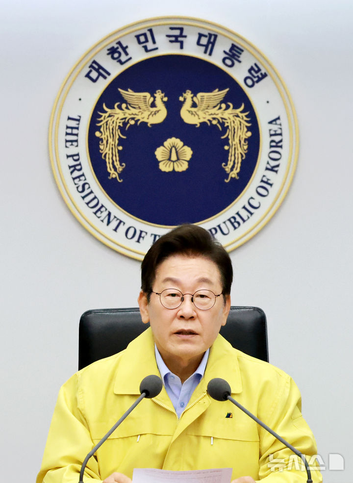 [서울=뉴시스] 고범준 기자 = 이재명 대통령이 21일 서울 용산 대통령실 청사에서 열린 제8차 수석·보좌관 회의에서 발언하고 있다. (대통령실통신사진기자단) 2025.08.21. bjko@newsis.com