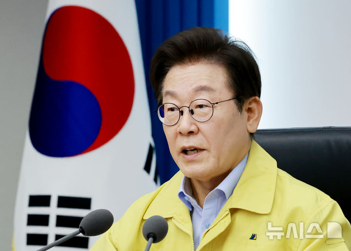 [서울=뉴시스] 고범준 기자 = 이재명 대통령이 21일 서울 용산 대통령실 청사에서 열린 제8차 수석·보좌관 회의에서 발언하고 있다. (대통령실통신사진기자단) 2025.08.21. bjko@newsis.com