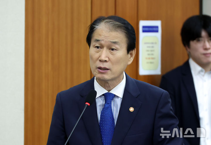 [서울=뉴시스] 고승민 기자 = 권오을 국가보훈부 장관이 21일 서울 여의도 국회에서 열린 정무위원회 전체회의에서 2024년 결산보고를 하고 있다. 2025.08.21. kkssmm99@newsis.com