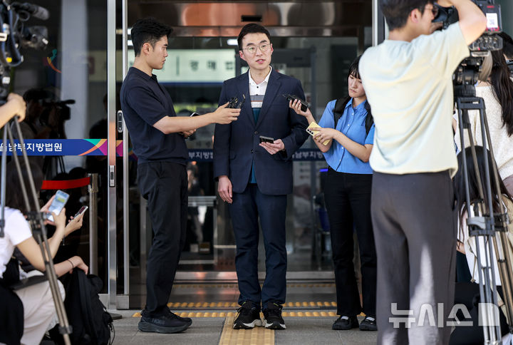 [서울=뉴시스] 정병혁 기자 = '허위 재산 신고'로 재판에 넘겨진 김남국 대통령실 국민디지털소통비서관이 21일 서울 양천구 서울남부지방법원에서 열린 항소심 선고를 마친 뒤 취재진에게 입장을 밝히고 있다. 이날 서울남부지법 형사항소3-1부(임선지 조규설 유환우 부장판사)는 위계공무집행방해 혐의로 기소된 김 비서관에 대해 1심과 같이 무죄를 선고했다. 2025.08.21. jhope@newsis.com