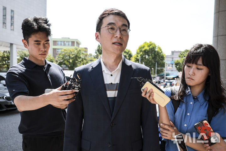 [서울=뉴시스] 정병혁 기자 = '허위 재산 신고'로 재판에 넘겨진 김남국 대통령실 국민디지털소통비서관이 지난 8월21일 서울 양천구 서울남부지방법원에서 열린 항소심 선고를 마친 뒤 취재진 질문에 답하고 있다. 이날 서울남부지법 형사항소3-1부(임선지 조규설 유환우 부장판사)는 위계공무집행방해 혐의로 기소된 김 비서관에 대해 1심과 같이 무죄를 선고했다. 2025.08.21. jhope@newsis.com