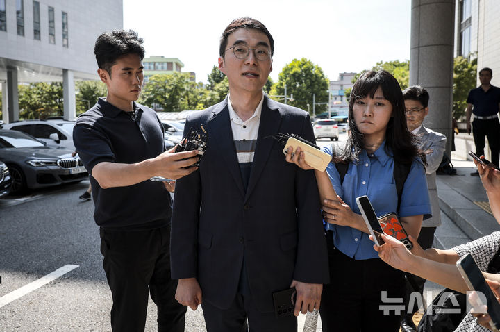 [서울=뉴시스] 정병혁 기자 = '허위 재산 신고'로 재판에 넘겨진 김남국 대통령실 국민디지털소통비서관이 21일 서울 양천구 서울남부지방법원에서 열린 항소심 선고를 마친 뒤 취재진 질문에 답하고 있다. 이날 서울남부지법 형사항소3-1부(임선지 조규설 유환우 부장판사)는 위계공무집행방해 혐의로 기소된 김 비서관에 대해 1심과 같이 무죄를 선고했다. 2025.08.21. jhope@newsis.com