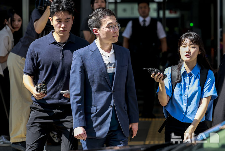 [서울=뉴시스] 정병혁 기자 = '허위 재산 신고'로 재판에 넘겨진 김남국 대통령실 국민디지털소통비서관이 21일 서울 양천구 서울남부지방법원에서 열린 항소심 선고를 마친 뒤 법원을 나오고 있다. 이날 서울남부지법 형사항소3-1부(임선지 조규설 유환우 부장판사)는 위계공무집행방해 혐의로 기소된 김 비서관에 대해 1심과 같이 무죄를 선고했다. 2025.08.21. jhope@newsis.com