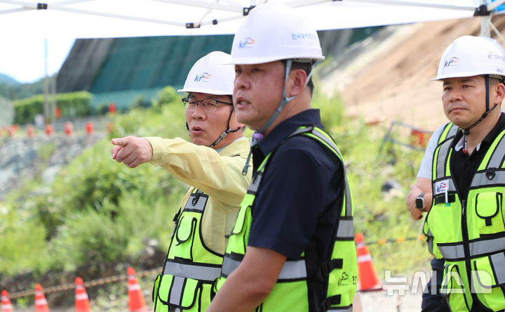 김인중 한국농어촌공사 사장(왼쪽 첫 번째)이 21일 전남 강진군 월남지구 다목적 농촌용수 개발사업 현장을 찾아 안전관리 현황을 점검하고 있다. (사진=농어촌공사 제공) photo@newsis.com *재판매 및 DB 금지