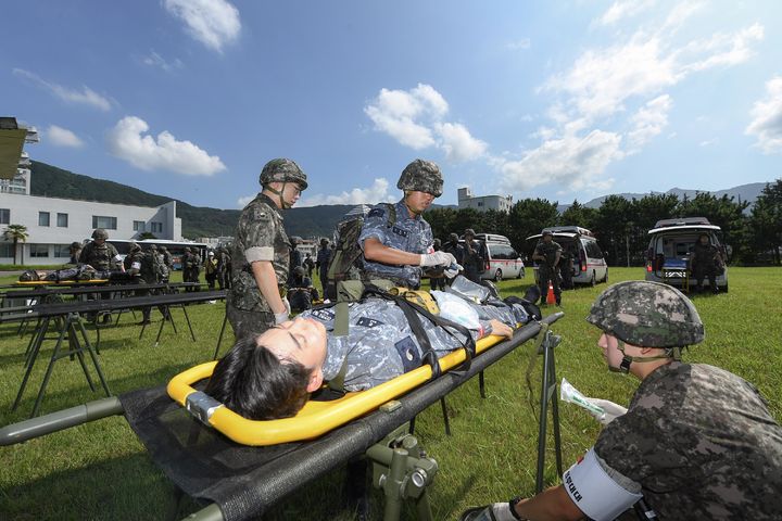 [서울=뉴시스] 해군교육사령부는 21일 2025 UFS 연습의 일환으로 재진지역 통합 대량전상자 처치반 훈련을 실시했다. 사진은 현장 지휘소의 환자후송통제반과 소통하며 우선순위에 따라 환자를 후송하는 모습. (사진=해군교육사령부 제공) 2025.08.21. photo@newsis.com *재판매 및 DB 금지