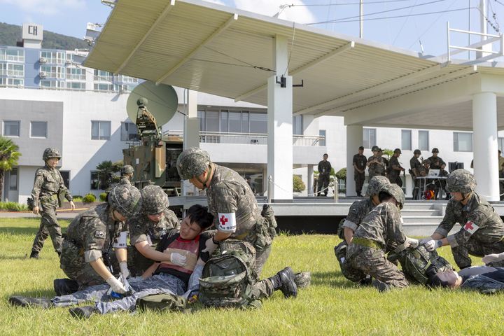 [서울=뉴시스] 해군교육사령부는 21일 2025 UFS 연습의 일환으로 재진지역 통합 대량전상자 처치반 훈련을 실시했다. 사진은 전투교 전투부상자 처치 부대교관이 보유중인 구급키트로 부상자에 대한 1차 응급처치를 실시하는 모습. (사진=해군교육사령부 제공) 2025.08.21. photo@newsis.com *재판매 및 DB 금지